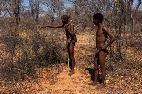 San bei Bushwalk in Namibia