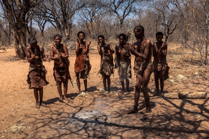 Tanzvorführung in San Village in Namibia