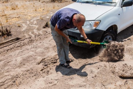 Mit Auto im Sand stecken geblieben im Bwawata NP