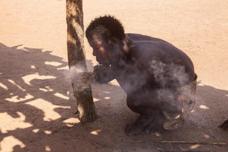 Feuermachen im Damara Living Museum