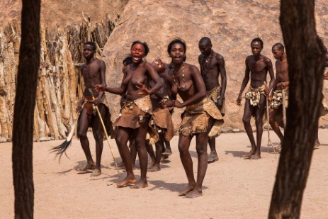 Tanzvorführung im Damara Living Museum