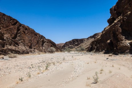 Piste und Felsen auf Fahrt von Sesriem nach Swakopmund