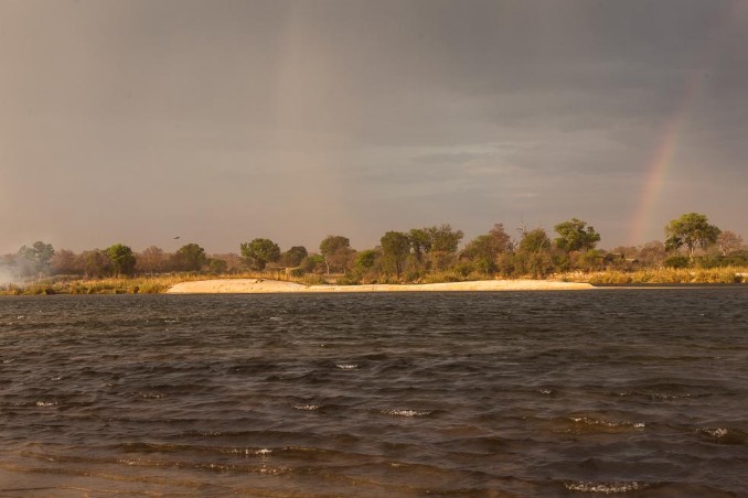 Gewitterstimmung mit Regenbögen am Okavango