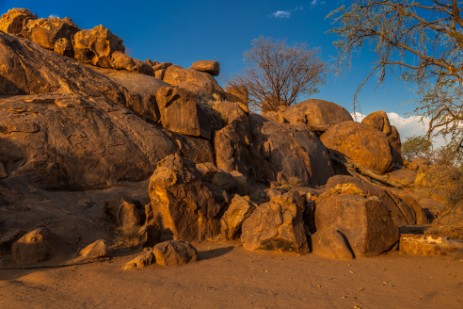 Felsen in Abendsonne bei Madisa Camp