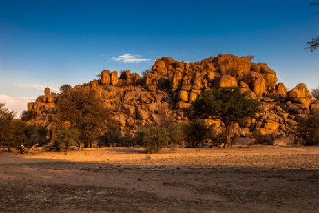 Felsen in Abendsonne bei Madisa Camp