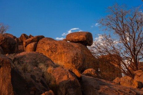 Felsen in Abendsonne bei Madisa Camp