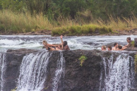 Badende Touristen bei Victoria Falls